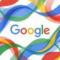 Das Google Logo vor buntem Hintergrund