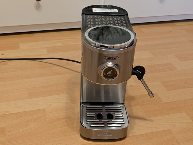 Das Design der HiBrew H13 erinnert an Hersteller wie DeLonghi.
