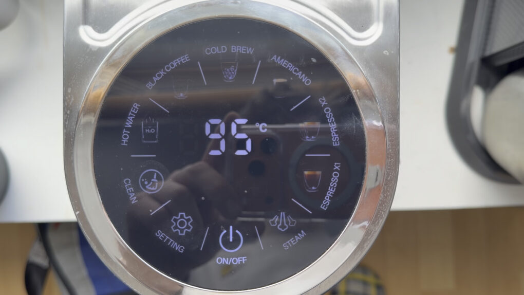 Die HiBrew H13 hat ein großes Touch-Display, auf der die unterschiedlichen Kaffeesorten ausgewählt werden können.