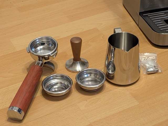 Der Lieferumfang der HiBrew H13 ist umfangreich.