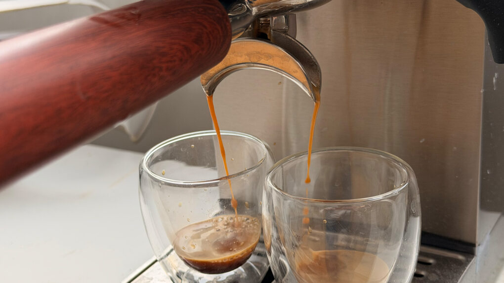 Die HiBrew H13 wird nicht so warm wie angepriesen. Der Kaffee schmeckt trotzdem.