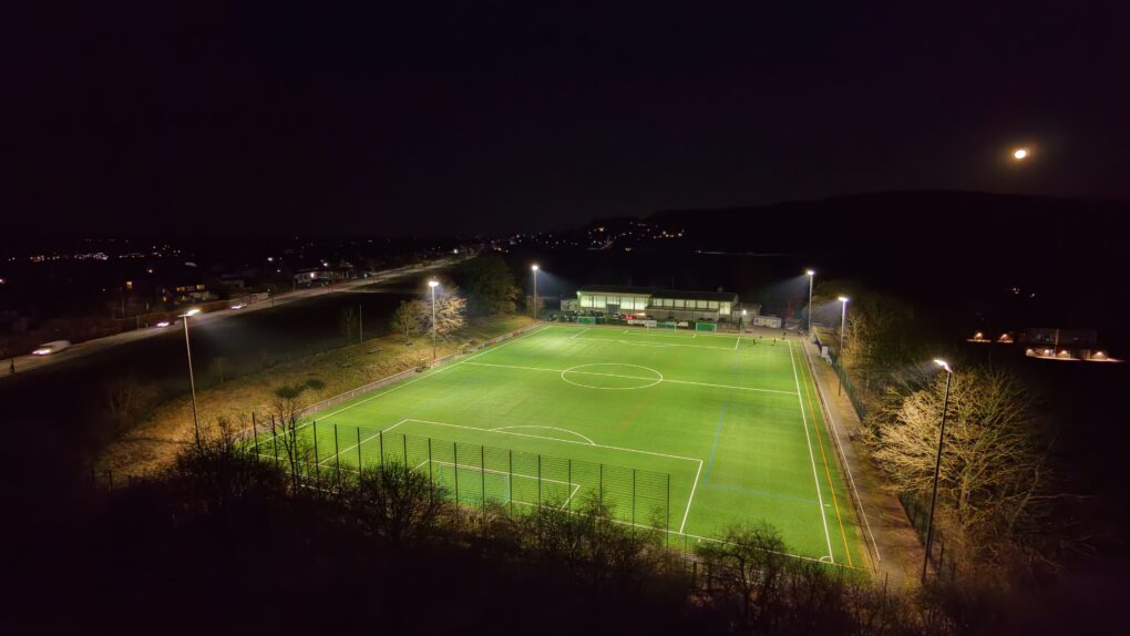 DJI Neo 2 Nachtaufnahme Fußballfeld