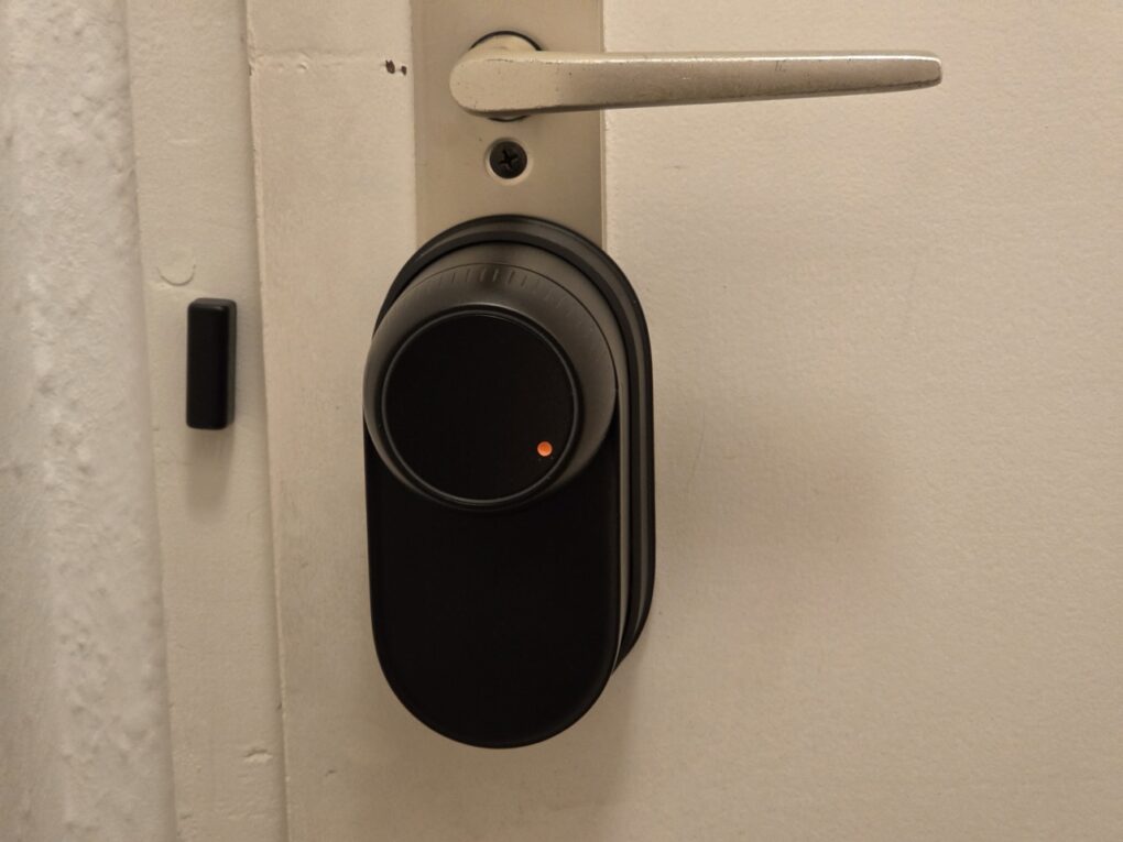 Das SwitchBot Lock Ultra wirkt trotz seiner Größe deutlich eleganter als das Vorgängermodell (Bild: TechnikNews)