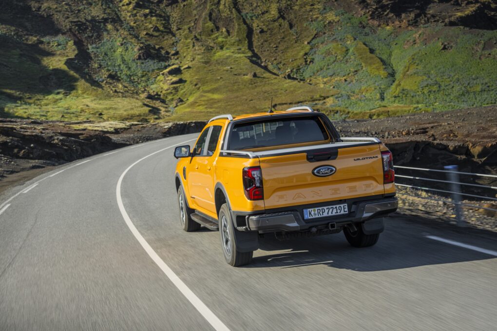 Ford Ranger PHEV Straße hinten
