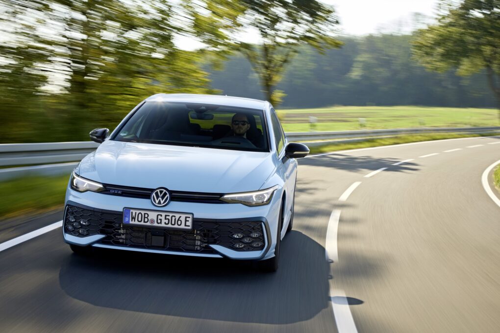 Volkswagen Golf GTE dynamisch vorne