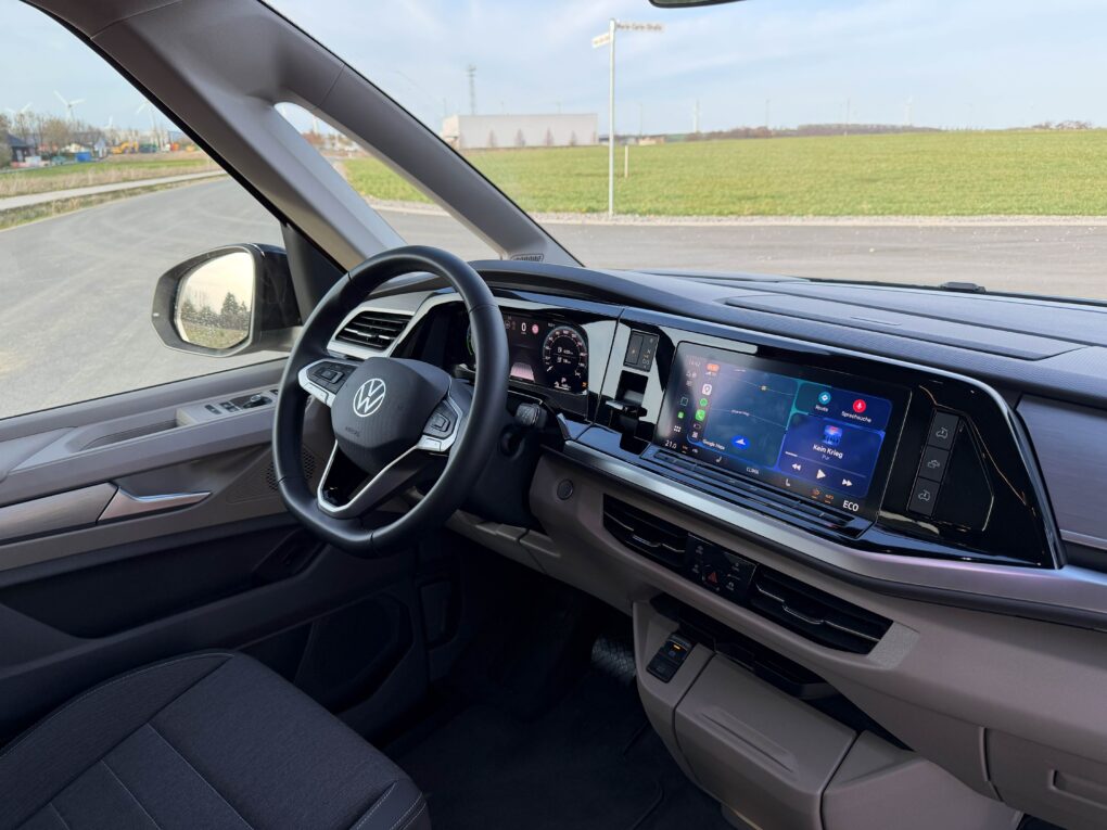 VW California eHybrid Cockpit Apple CarPlay