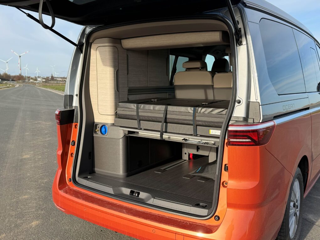VW California eHybrid Heck schräg offen