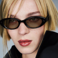 Ein Model trägt die neue Gentle Monster Brille mit Gemini