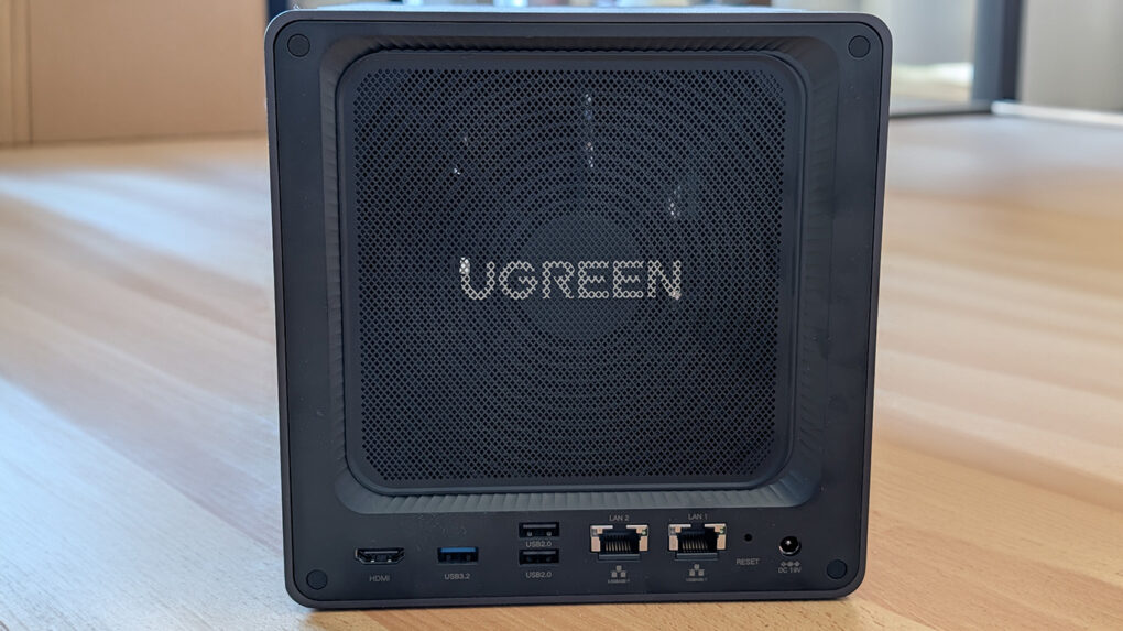 Die Rückseite des Ugreen Dxp 4800 Plus