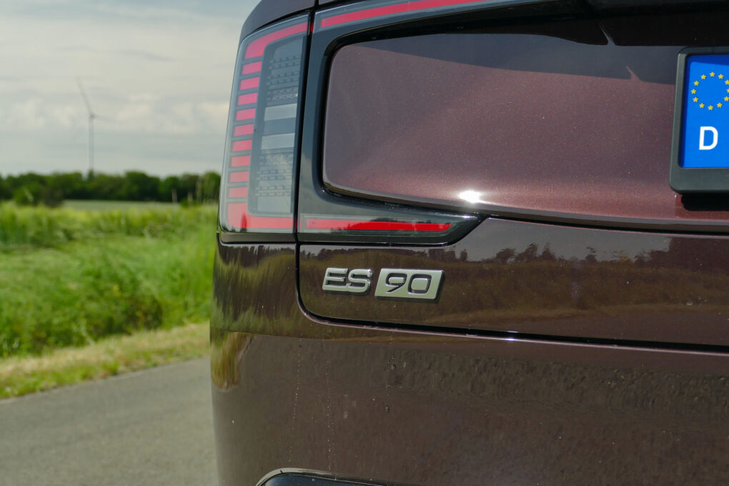 Volvo ES90 Schriftzug