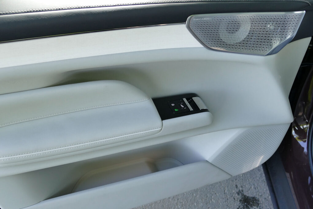 Volvo ES90 Türtafel
