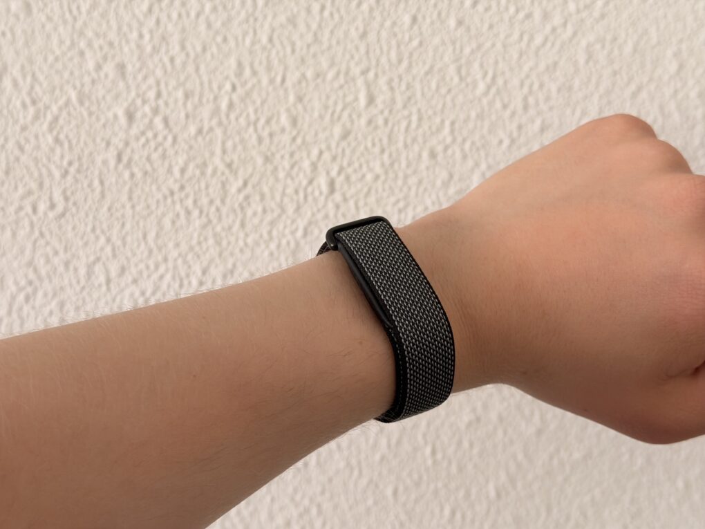 Das Google Fitbit Air an einem Handgelenk
