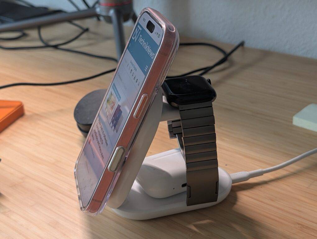 Das Belkin UltraCharge 3 in 1 mit angeschlossenen Geräten