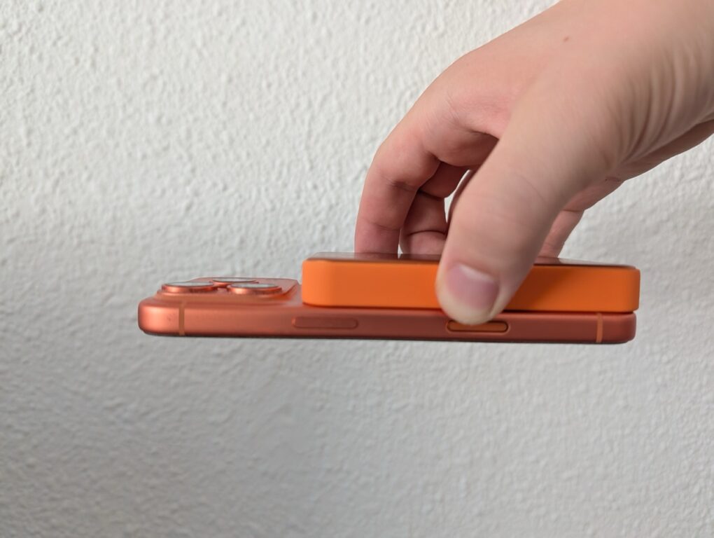 Die Vonmählen Evergreen Mag Pro in Orange an einem Irangenen iPhone 17 Pro