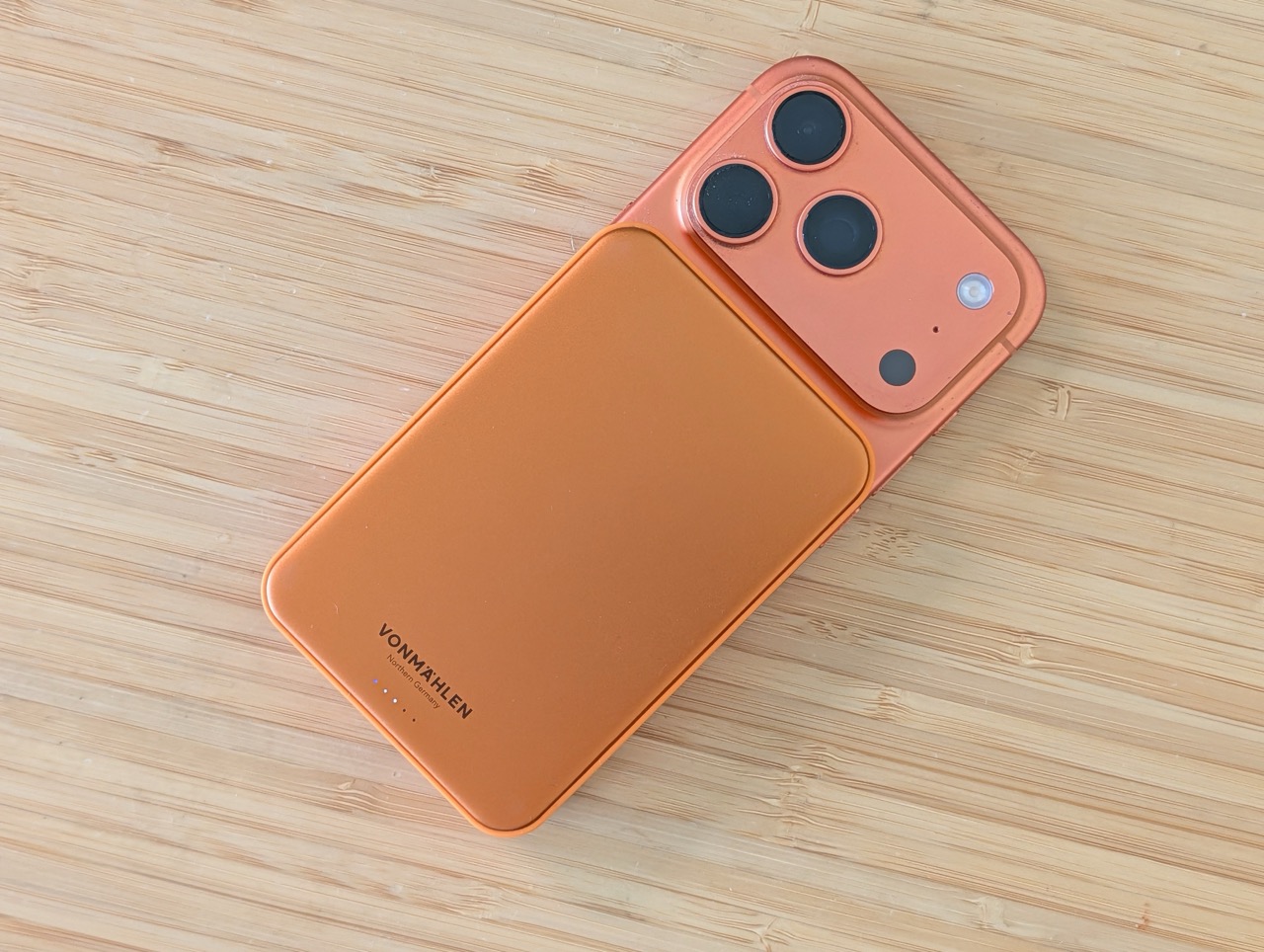 Die Vonmählen Evergreen Mag Pro Titelbild auf einem orangenen iPhone 17 Pro