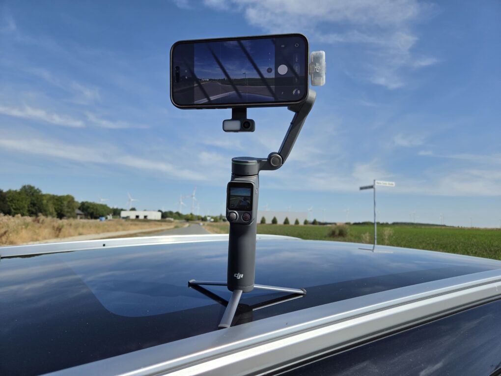 DJI Osmo Mobile 8P Handy auf Autodach
