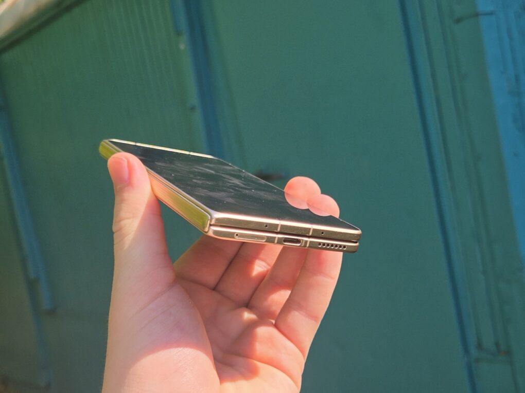 Das Honor Magic V6 in einem zugeklappten Zustand