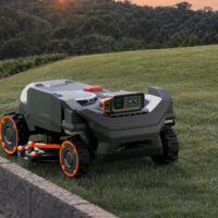 Der Navimow H5 Pro auf einer grünen Rasenfläche