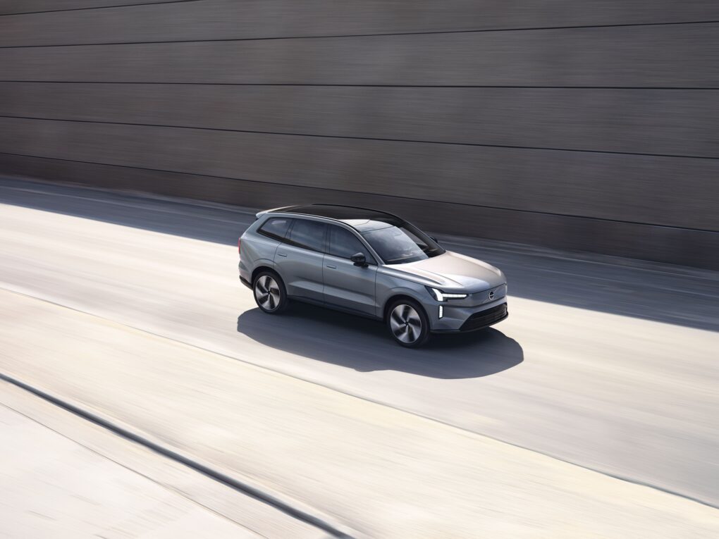 Volvo EX90 fahrend