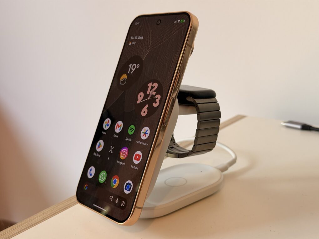 Das Pixel 11 Pro XL auf einem Mag-Safe-Lader 
