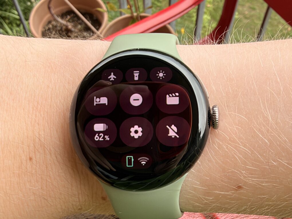 Die Pixel Watch 5 mit geöffnetem Schnelleinstellungen-Menü