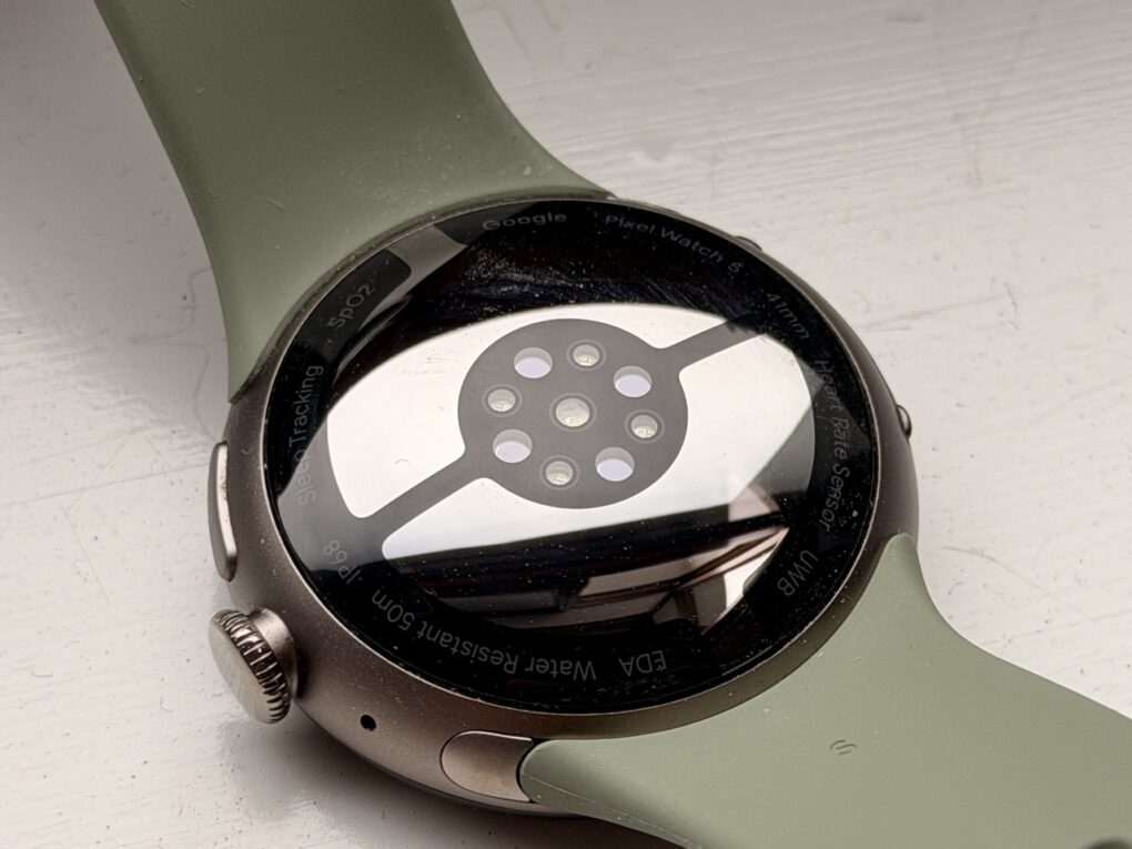 Die Google Pixel Watch 5 von der Rückseite 