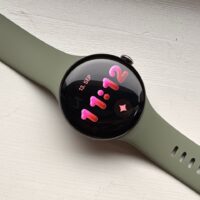 Die Google Pixel Watch 5 vor weißem Hintergrund