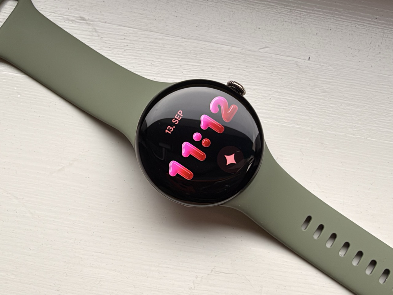 Die Google Pixel Watch 5 vor weißem Hintergrund