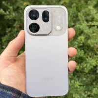 Das OPPO Find X10 in Grau vor meheren Pflanzen