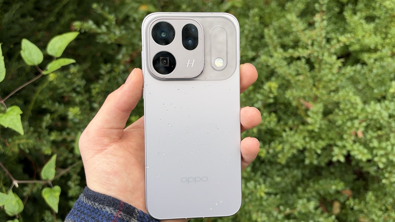 Das OPPO Find X10 in Grau vor meheren Pflanzen